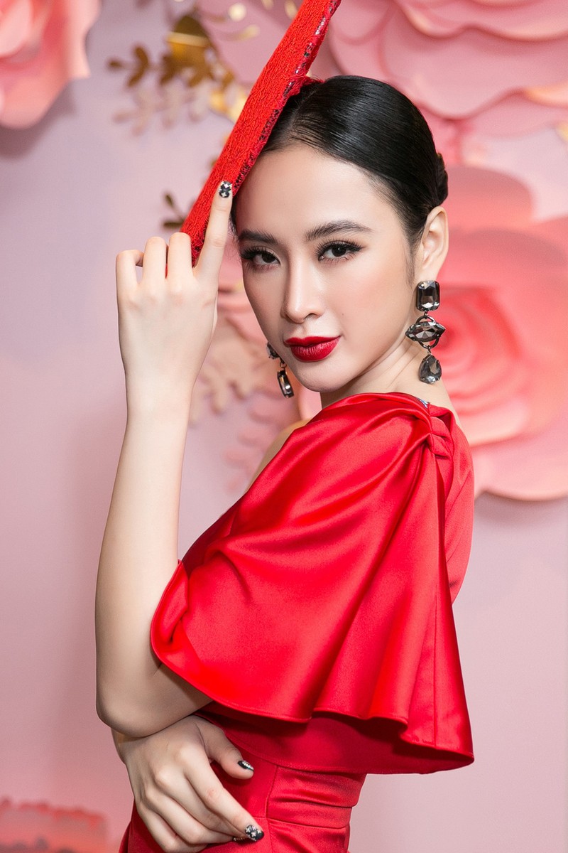 Angela Phuong Trinh gay chu y khi choi troi o su kien-Hinh-3